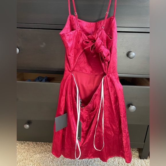 Lulu’s BRAND NEW Red patterned silk dress SIZE:M - Picture 1 of 5